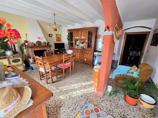Podere in stile rustico Toscano con annessi e terreno in ottima posizione in vendita a Montecatini-Terme