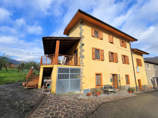 Podere in stile rustico Toscano con annessi e terreno in ottima posizione in vendita a Montecatini-Terme