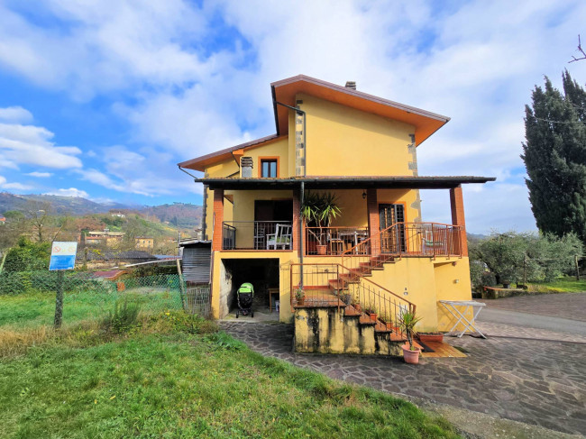 Podere in stile rustico Toscano con annessi e terreno in ottima posizione in vendita a Montecatini-Terme