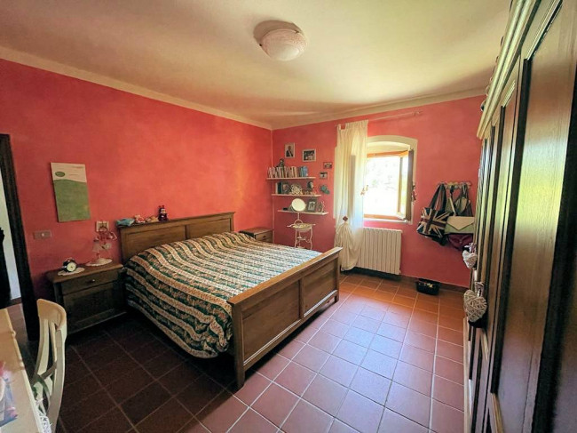 Podere in stile rustico Toscano con annessi e terreno in ottima posizione in vendita a Montecatini-Terme