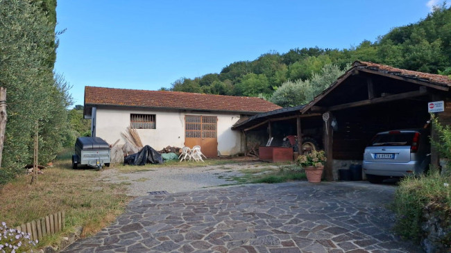 Podere in stile rustico Toscano con annessi e terreno in ottima posizione in vendita a Montecatini-Terme