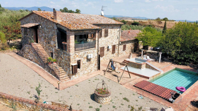 Casale in stile rustico Toscano con vista panoramica parco e piscina in vendita a Roccastrada