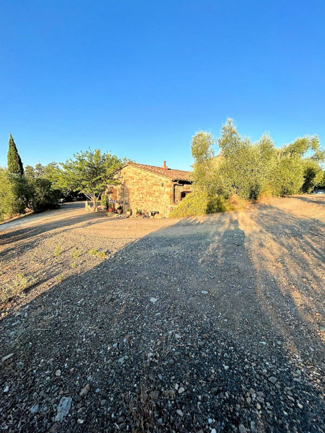 Casale in stile rustico Toscano con vista panoramica parco e piscina in vendita a Roccastrada