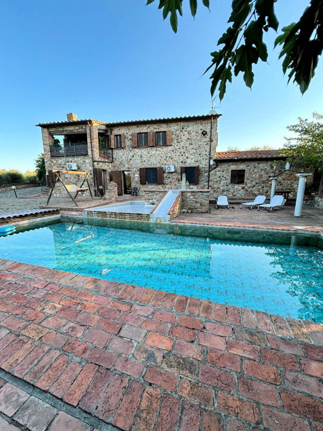 Casale in stile rustico Toscano con vista panoramica parco e piscina in vendita a Roccastrada
