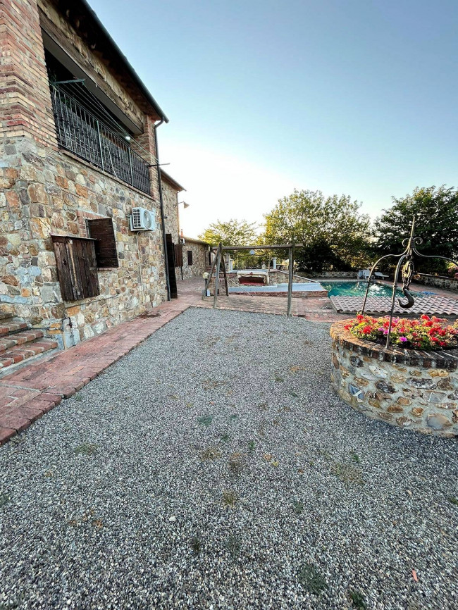 Casale in stile rustico Toscano con vista panoramica parco e piscina in vendita a Roccastrada