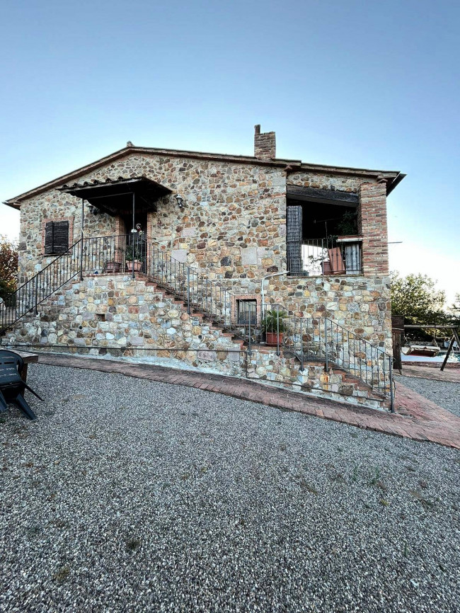 Casale in stile rustico Toscano con vista panoramica parco e piscina in vendita a Roccastrada