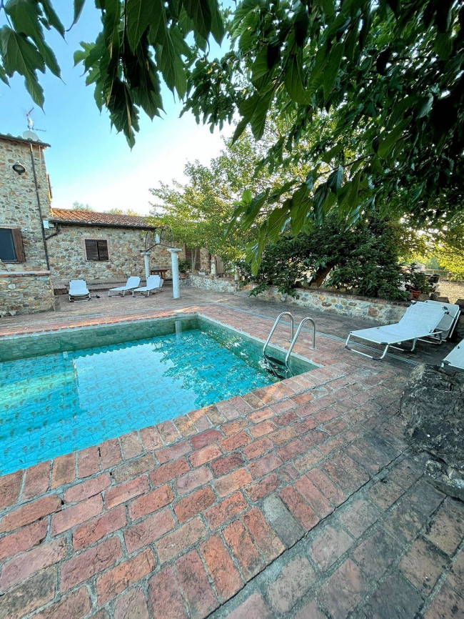 Casale in stile rustico Toscano con vista panoramica parco e piscina in vendita a Roccastrada