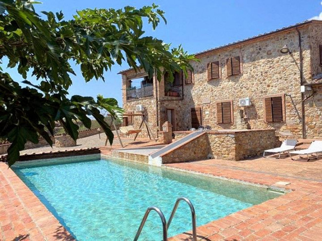 Casale in stile rustico Toscano con vista panoramica parco e piscina in vendita a Roccastrada