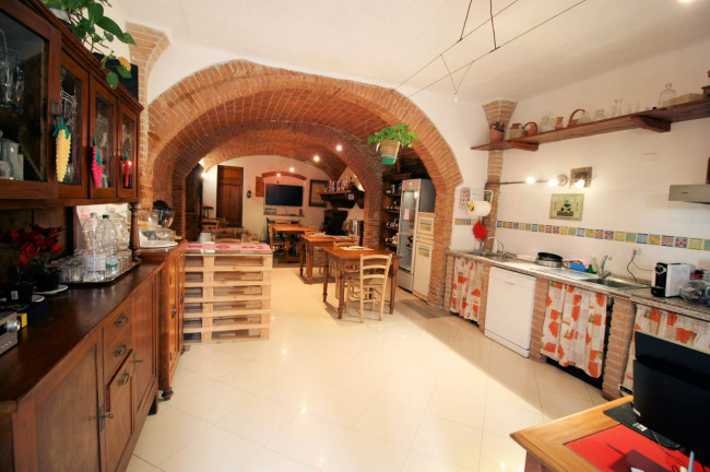 Agriturismo di ampia superficie con terreno piscina vicino al mare in vendita a Rosignano Marittimo