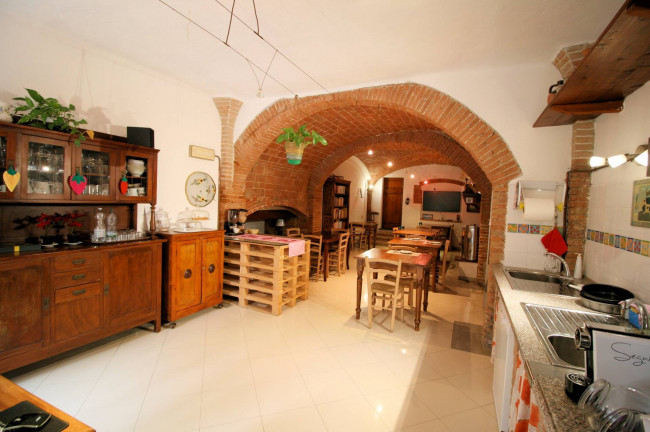 Agriturismo di ampia superficie con terreno piscina vicino al mare in vendita a Rosignano Marittimo
