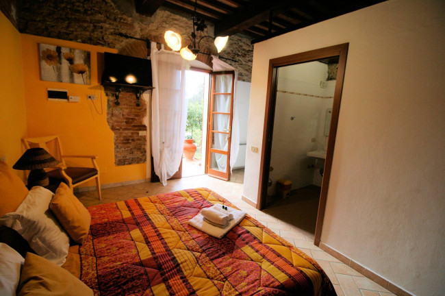 Agriturismo di ampia superficie con terreno piscina vicino al mare in vendita a Rosignano Marittimo
