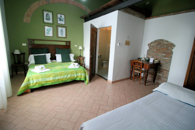 Agriturismo di ampia superficie con terreno piscina vicino al mare in vendita a Rosignano Marittimo