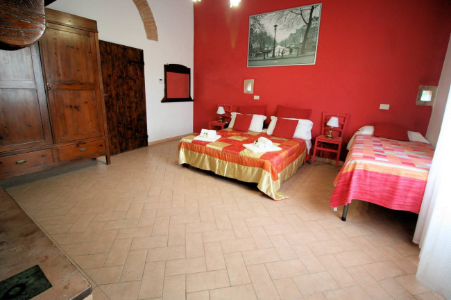 Agriturismo di ampia superficie con terreno piscina vicino al mare in vendita a Rosignano Marittimo