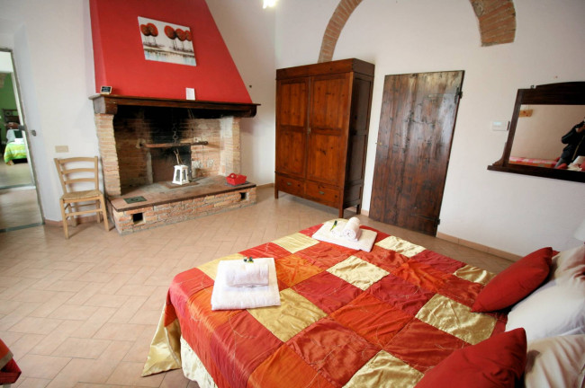 Agriturismo di ampia superficie con terreno piscina vicino al mare in vendita a Rosignano Marittimo