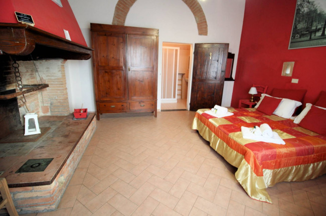Agriturismo di ampia superficie con terreno piscina vicino al mare in vendita a Rosignano Marittimo