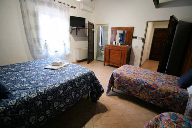 Agriturismo di ampia superficie con terreno piscina vicino al mare in vendita a Rosignano Marittimo
