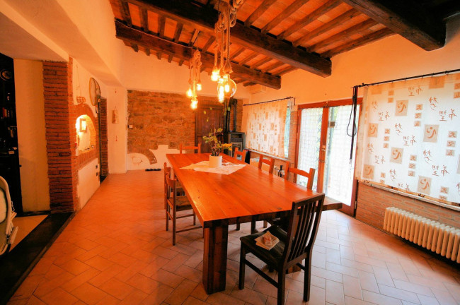 Agriturismo di ampia superficie con terreno piscina vicino al mare in vendita a Rosignano Marittimo
