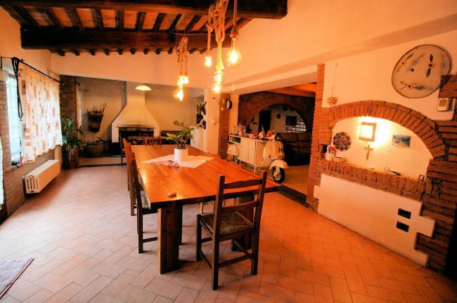 Agriturismo di ampia superficie con terreno piscina vicino al mare in vendita a Rosignano Marittimo