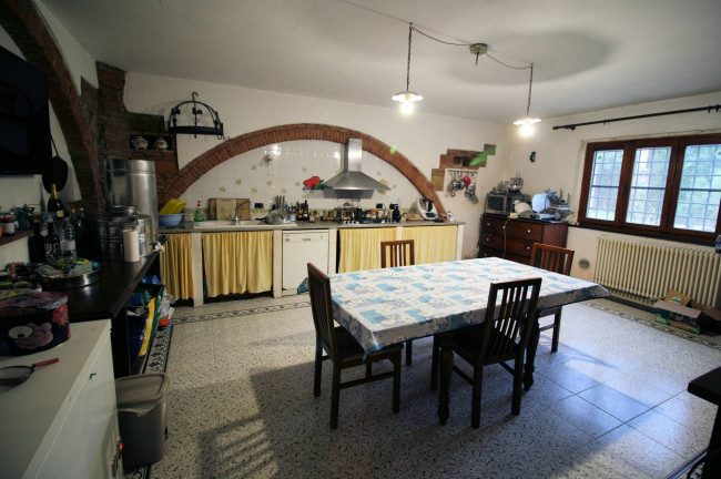 Agriturismo di ampia superficie con terreno piscina vicino al mare in vendita a Rosignano Marittimo