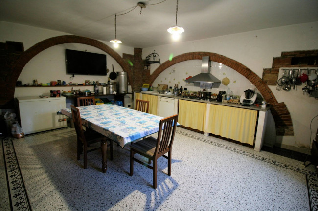 Agriturismo di ampia superficie con terreno piscina vicino al mare in vendita a Rosignano Marittimo