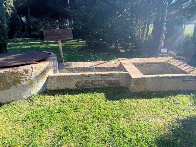 Agriturismo di ampia superficie con terreno piscina vicino al mare in vendita a Rosignano Marittimo