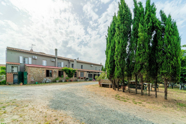 Agriturismo di ampia superficie con terreno piscina vicino al mare in vendita a Rosignano Marittimo