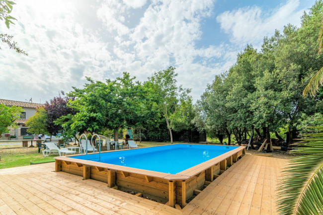 Agriturismo di ampia superficie con terreno piscina vicino al mare in vendita a Rosignano Marittimo