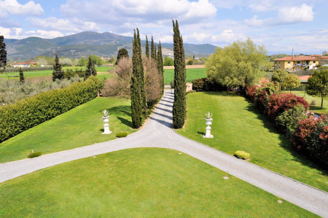 Villa storica di grandi dimensioni con parco e piscina in vendita a Pontedera