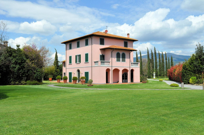 Villa storica di grandi dimensioni con parco e piscina in vendita a Pontedera