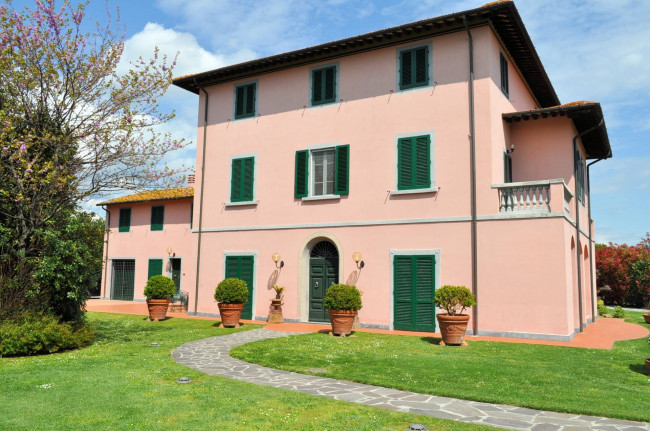 Villa storica di grandi dimensioni con parco e piscina in vendita a Pontedera