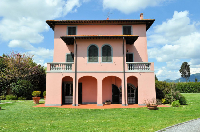 Villa storica di grandi dimensioni con parco e piscina in vendita a Pontedera