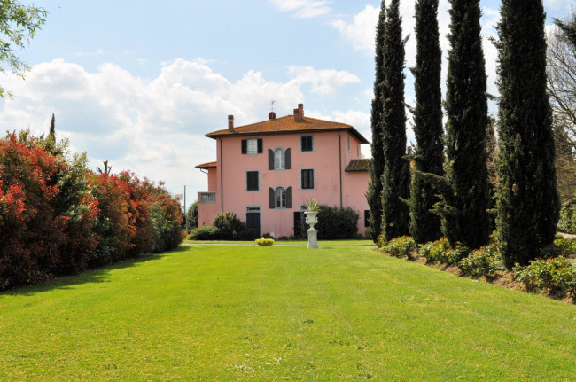 Villa storica di grandi dimensioni con parco e piscina in vendita a Pontedera