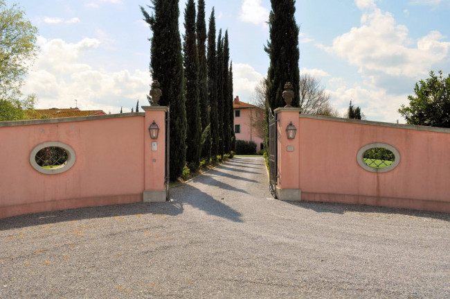 Villa storica di grandi dimensioni con parco e piscina in vendita a Pontedera