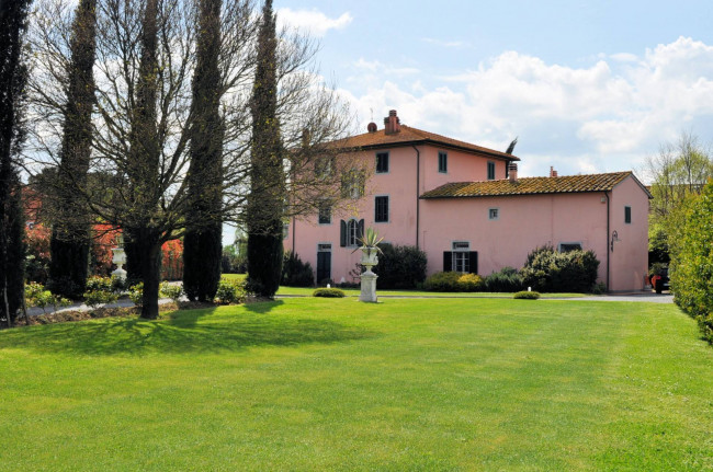 Villa storica di grandi dimensioni con parco e piscina in vendita a Pontedera