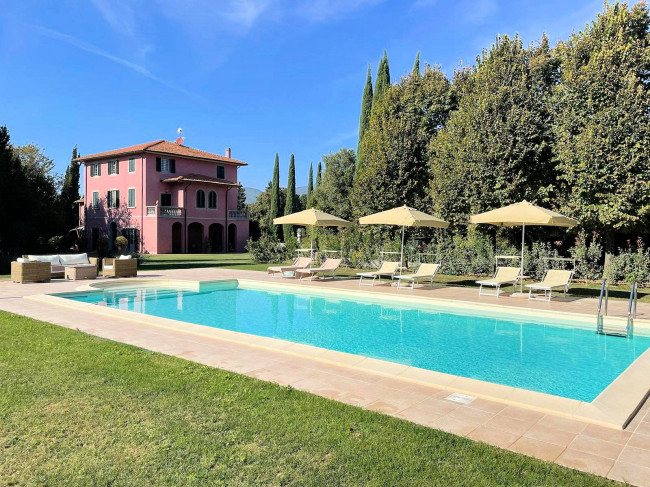 Villa storica di grandi dimensioni con parco e piscina in vendita a Pontedera