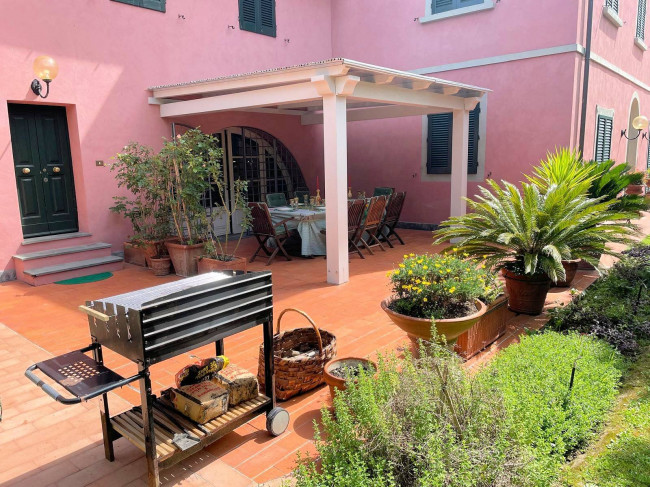 Villa storica di grandi dimensioni con parco e piscina in vendita a Pontedera