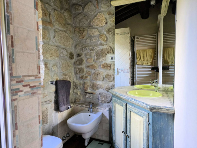 Casale con ampio giardino e vista panoramica in vendita a Roccastrada
