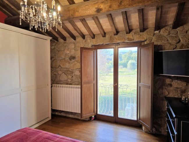 Casale con ampio giardino e vista panoramica in vendita a Roccastrada