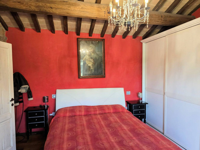 Casale con ampio giardino e vista panoramica in vendita a Roccastrada