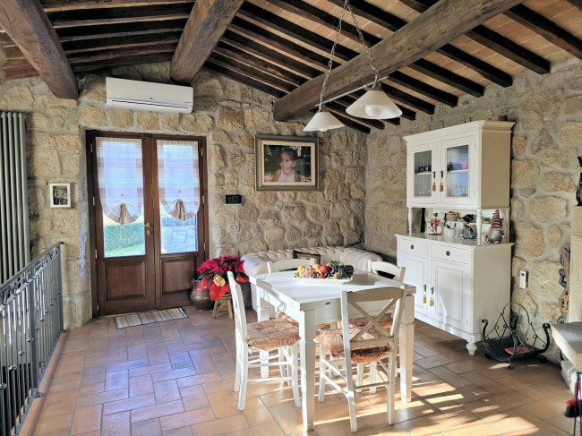 Casale con ampio giardino e vista panoramica in vendita a Roccastrada