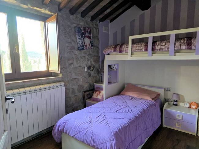 Casale con ampio giardino e vista panoramica in vendita a Roccastrada