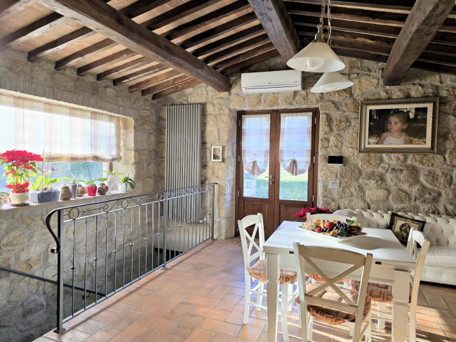 Casale con ampio giardino e vista panoramica in vendita a Roccastrada