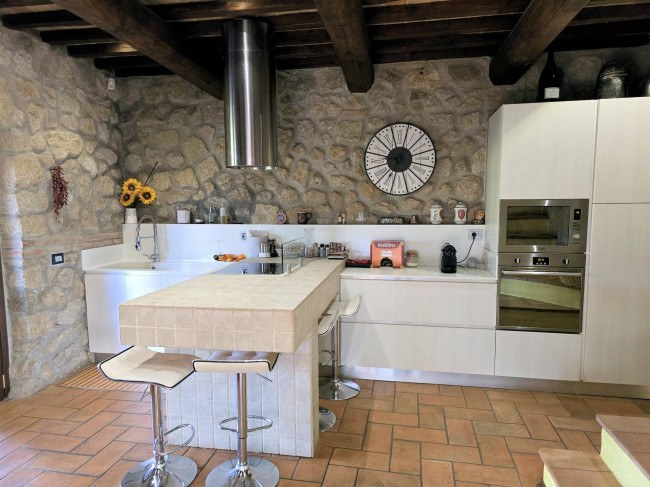 Casale con ampio giardino e vista panoramica in vendita a Roccastrada