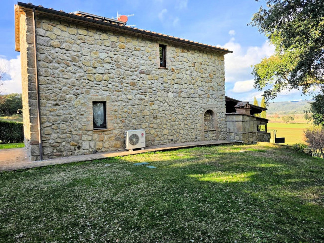 Casale con ampio giardino e vista panoramica in vendita a Roccastrada