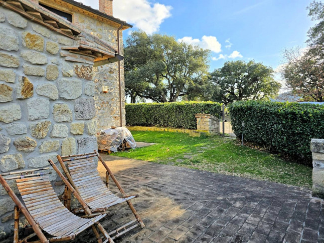 Casale con ampio giardino e vista panoramica in vendita a Roccastrada