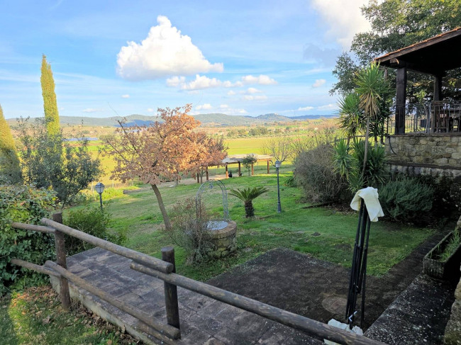 Casale con ampio giardino e vista panoramica in vendita a Roccastrada