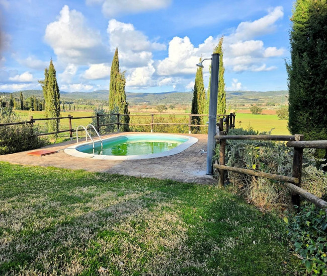 Casale con ampio giardino e vista panoramica in vendita a Roccastrada