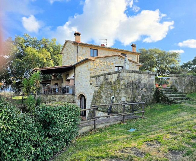 Casale con ampio giardino e vista panoramica in vendita a Roccastrada