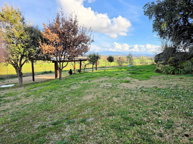 Casale con ampio giardino e vista panoramica in vendita a Roccastrada
