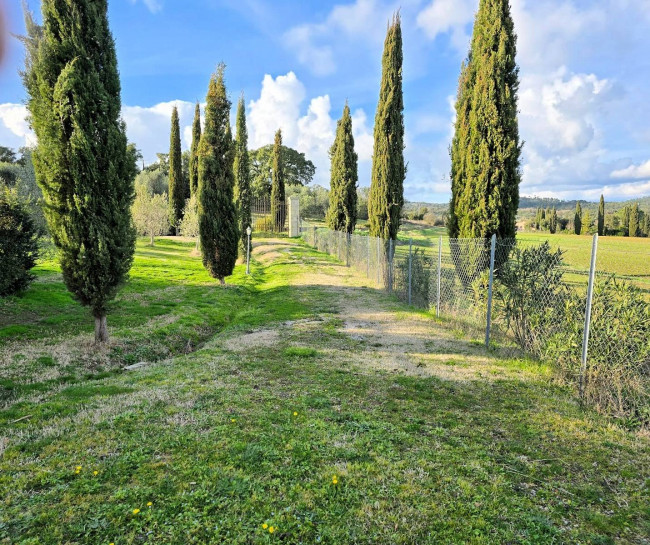 Casale con ampio giardino e vista panoramica in vendita a Roccastrada
